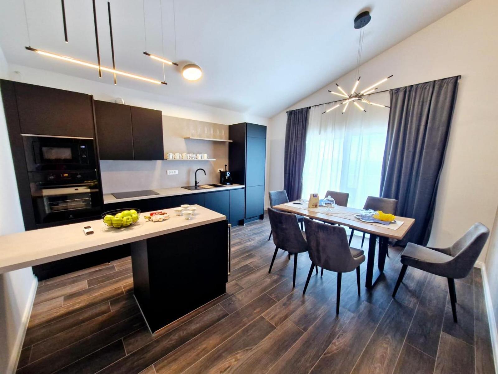Sea View Luxury Apart Hotel Villa Conte With Swiming Pool And Romantic Spa Podstrana Ngoại thất bức ảnh